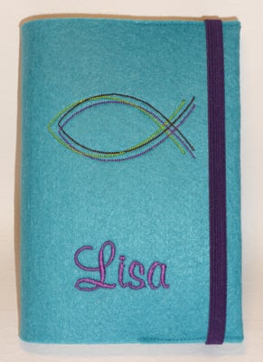 Stickmotiv Dreilagiger Fisch in aubergine-lila-grün mit Gummi in lila auf Filz in lago, Schrift in lila mit Schriftart Mural Script (Stickdatei: Rock-Queen)