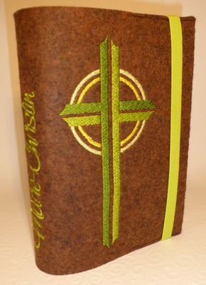 Stickmotiv Kreuz in apfelgrün und Gummi in apfelgrün auf braun-meliertem Filz, Schriftart Saginaw