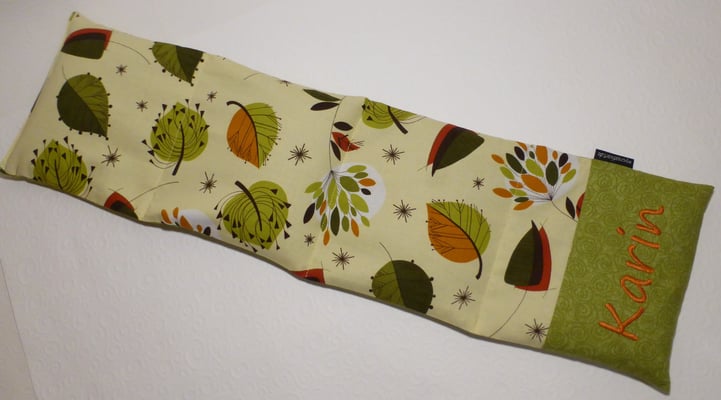 Langes Nackenkissen mit gesticktem Schriftzug, Stoff vergriffen