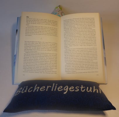 Bücherliegestuhl hält beim Lesen die Seiten fest...