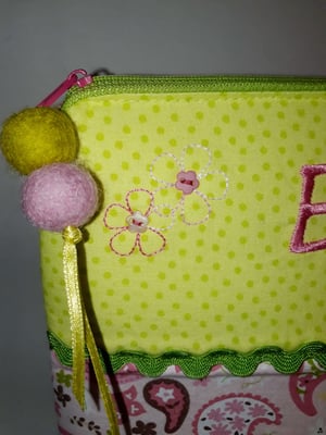 WTB Zwei gestickte Blüten (Stickdatei Tanja Resing himbeerdesign) mit Farbverlaufsgarn und Miniknöpfen, Filzkugeln am Reißverschluß