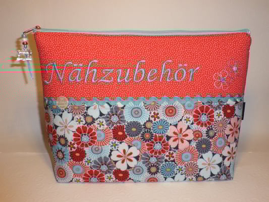 Tasche für Nähzubehör, innen auswischbar mit beschichteter Baumwolle und Seitenfächer...(Stoff vergriffen, ähnliche verfügbar) (Stickdatei von Tanja Resing - himbeerdesign)