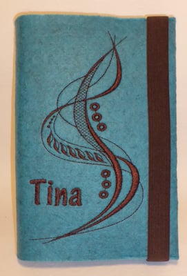 Stickmotiv breite Welle in braun, Gummi in braun auf Filz in lago-meliert, Schriftart AR Cena