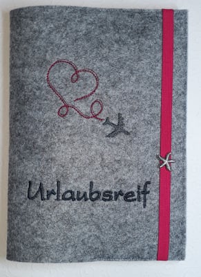 Eine Mappe für die Reiseunterlagen (auch s. nächstes Foto) (Stickdatei Rock-Queen). Preis wie abgebildet 22€, mit Namen gegen Aufpreis. 