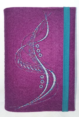 Stickmotiv breite Welle in Farbverlaufsgarn beere-türkis auf Filz in hortensie