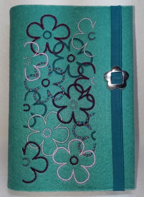 Stickmotiv Blume in aubergine-petrol-rosa-silber auf Filz in türkis