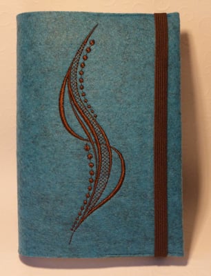 Stickmotiv Welle in braun mit Gummi in braun auf Filz in lago-meliert