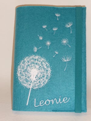 Stickmotiv Pusteblume uni in weiß auf Filz in lago (Stickdatei von Rock-Queen), Gummi in petrol, Schriftart Lucida Handwriting