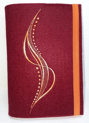 Stickmotiv WelleStickmotiv Welle mit orange-gelb-rotem Farbverlaufsgarn auf Filz in bordeaux und Gummi in orange