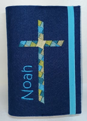 Stickmotiv Mosaikkreuz in türkis-mittelblau-grün auf Filz in dunkelblau