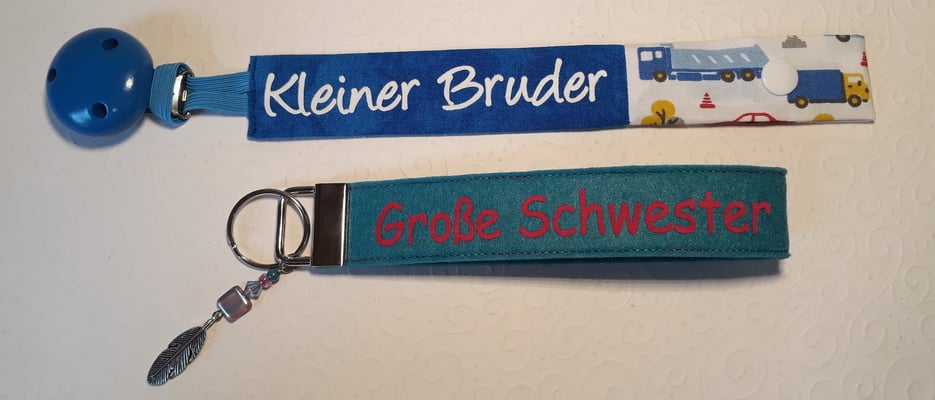 SK Geschwistergeschenke, Schnullerkette mit "Fahrzeug blau-rot auf weiß"