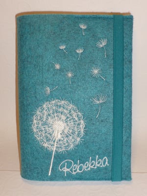 Stickmotiv Pusteblume uni in creme auf Filz in lago-maliert (Stickdatei von Rock-Queen), Schriftart Saginaw