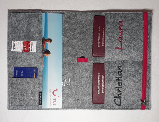 ... hier passt alles rein: Buchungsunterlagen, Reisepässe, Impfpässe, Kreditkarten, Stift (wie abgebildet 22€; mit Namen gegen Aufpreis)