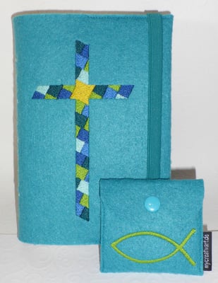 Stickmotiv Mosaikkreuz in petrol-blau-grün mit Gummi petrol auf Filz in lago mit farblich passendem Rosenkranztäschschen Fisch (Stickdatei von Taera-DIY) 