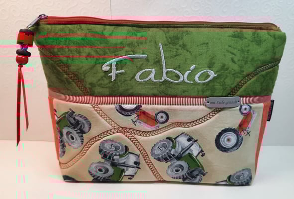 WTB Hier verlaufen Bulldogspuren über die Tasche und am Reißverschluß hängen Ersatzreifen. Dieser Traktorstoff ist zwar vergriffen, aber ich habe noch viele andere. 