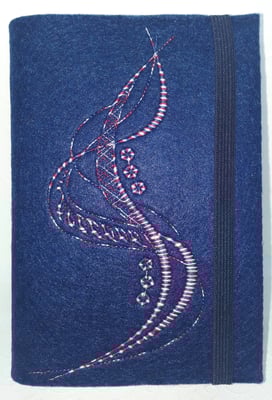 Stickmotiv breite Welle in blau-rot-weiß auf Filz in dunkelblau