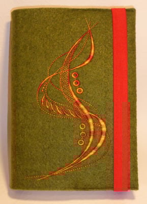 Stickmotiv breite Welle in Farbverlaufsgarn orange-rot auf grün-meliertem Filz