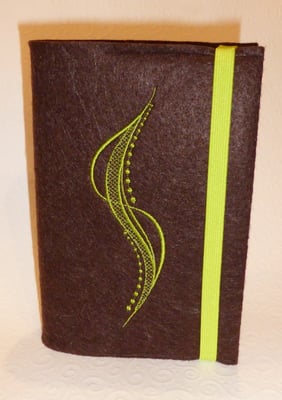 Stickmotiv Welle in apfelgrün mit Welle in apfelgrün auf braunem Filz