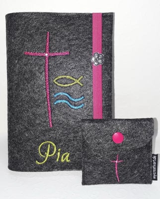 Stickmotiv "Bogenkreuz, Fisch, Wasser" in pink-grün blau auf Filz in dunkelgrau-meliert und Gummi in pink, Metalldeko Z und passendem Rosenkranztäschchen
