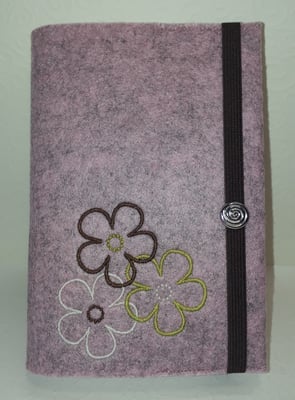 Stickmotiv "Drei Blumen" in braun-grün-creme auf Filz in rosenholz-meliert, Gummi braun, Metalldeko Y