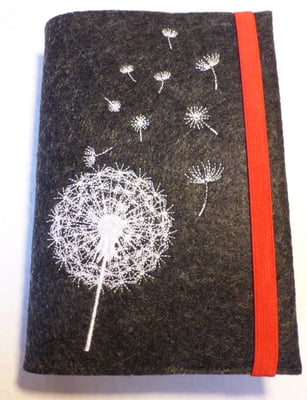 Stickmotiv Pusteblume uni in weiß auf Filz in dunkelgrau-meliert (Stickdatei von Rock-Queen), Gummi in rot