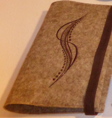 Stickmotiv Welle in braun mit Gummi in braun auf Filz in kamelhaar (Filzfarbe fällt heller aus)