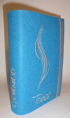 Stickmotiv Welle in silber mit Gummi in hellgrau auf Filz in mittelblau, Schriftart Saginaw