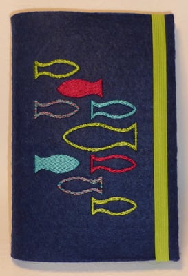 Stickmotiv Fische in türkis-grün-hortensie auf Filz in nachtblau, Gummi grün