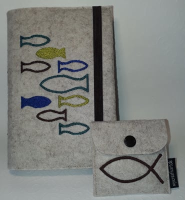 Stickmotiv Fische in petrol-grün-blau-braun auf Filz in kamelhaar, Gummi braun mit Rosenkranztäschchen Fisch (Stickdatei von Taera_DIY) 