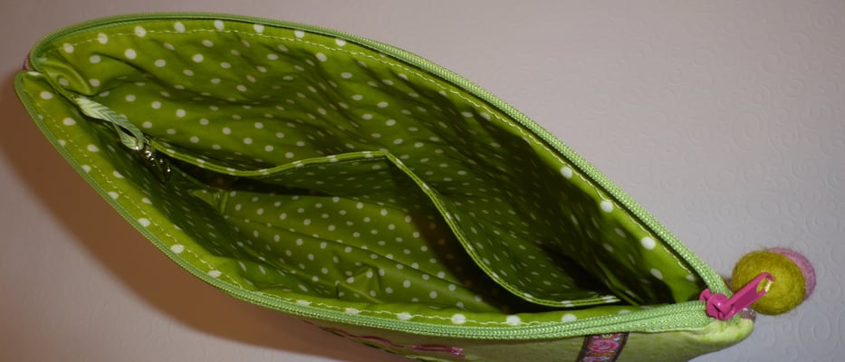 ...Innentasche aus beschichtetem Stoff mit zwei Fächern