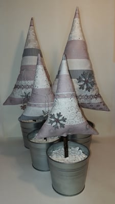 Weihnachtsbäume in altrose-silber mit Schneesternen...