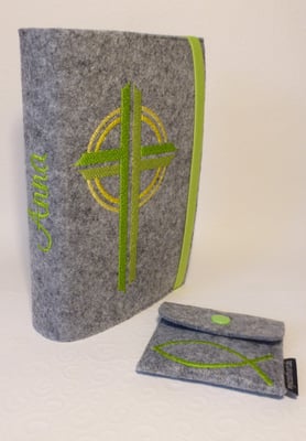 Stickmotiv Kreuz in apfelgrün mit Gummi in apfelgrün-gelb auf Filz in grau-meliert, Schriftart Mural Script und passendem Rosenkranztäschchen Fisch (Stickdatei Taera-DIY)