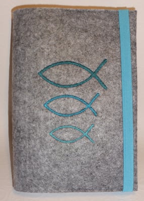 Stickmotiv Fische groß-klein in petrol-türkis mit Gummi türkis auf hellgrau-meliertem Filz (Stickdatei von Taera-DIY)