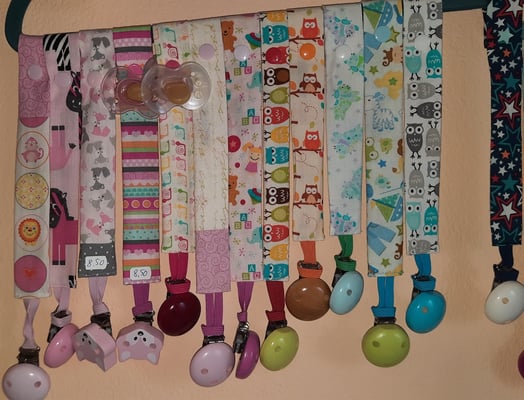 SK Schnullerketten und Stoffe nur noch teilweise vorrätig - bitte anfragen. 