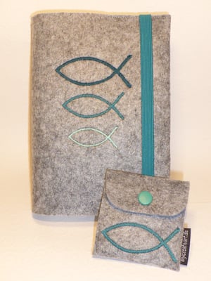 Stickmotiv Fische groß-klein in petrol-türkis auf hellgrau-meliertem Filz und Gummi in petrol, dazu passendes Rosenkranztäschchen Fisch (Stickdateien von Taera-DIY)