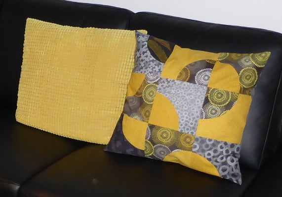 Nur das rechte Kissen (50 x 50 cm) habe ich genäht, farblich passend zum vorhandenen Kissen (Stoffe tlw. vergriffen) 