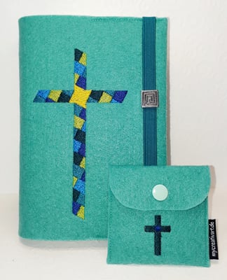 Stickmotiv "Mosaikkreuz" in blau-smaragd-hellgrün auf Filz in türkis mit Gummi in petrol, Metalldeko AD und passendem Rosenkranztäschchen (Stickdatei Tanja Resing - himbeerdesign)