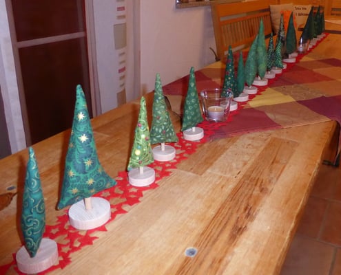 Beispielfoto für einen dekorierten Tisch (abgebildete Stoffe sind vergriffen), z.B. für eine Weihnachtsfeier. Vielleicht dürfen die Gäste dann einen mitnehmen?