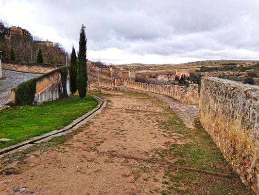 Jardín de Delibes en la muralla de Segovia, junto a la puerta de San Cebrián