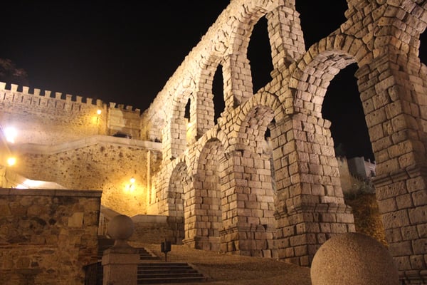 Acueducto llegando al casco antiguo de la ciudad