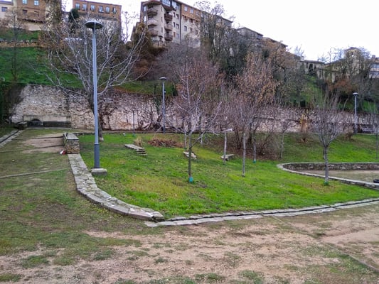 Jardín de Delibes en la muralla de Segovia, junto a la puerta de San Cebrián