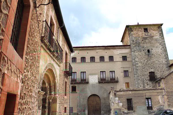 Casa del marqués de Lozoya y Casa de las Cadenas