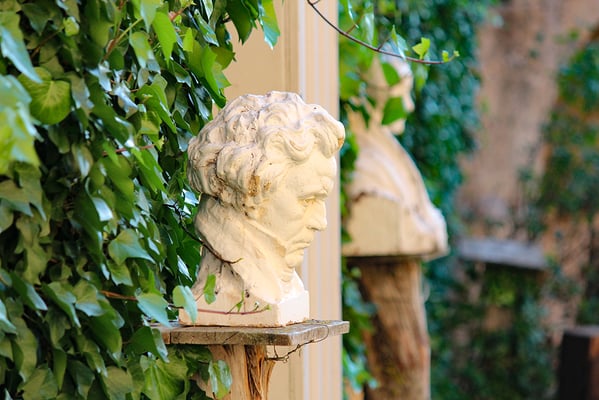 Esculturas en uno de los patios del castillo