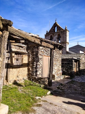 Al fondo la espadaña de la iglesia