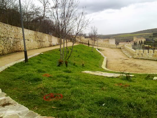 Jardín de Delibes en la muralla de Segovia, junto a la puerta de San Cebrián