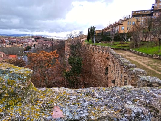 Jardín de Delibes en la muralla de Segovia, junto a la puerta de San Cebrián