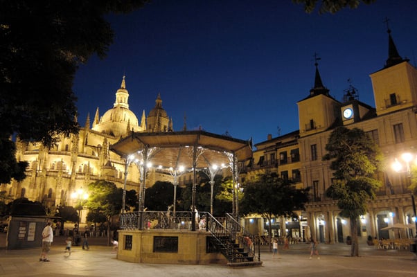 Quisco de la Plaza Mayor de Segovia con la Catedral al fondo