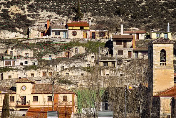 Vista general de las bodegas a los pies del Cerro de San Miguel