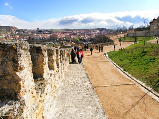 Jardín de Delibes en la muralla de Segovia, junto a la puerta de San Cebrián