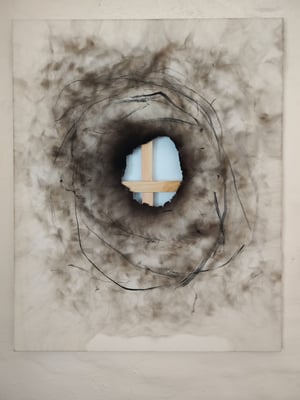 Modhir Ahmed. ENSO, el Fuego. Lienzo quemado. 100x70 cm. 2023